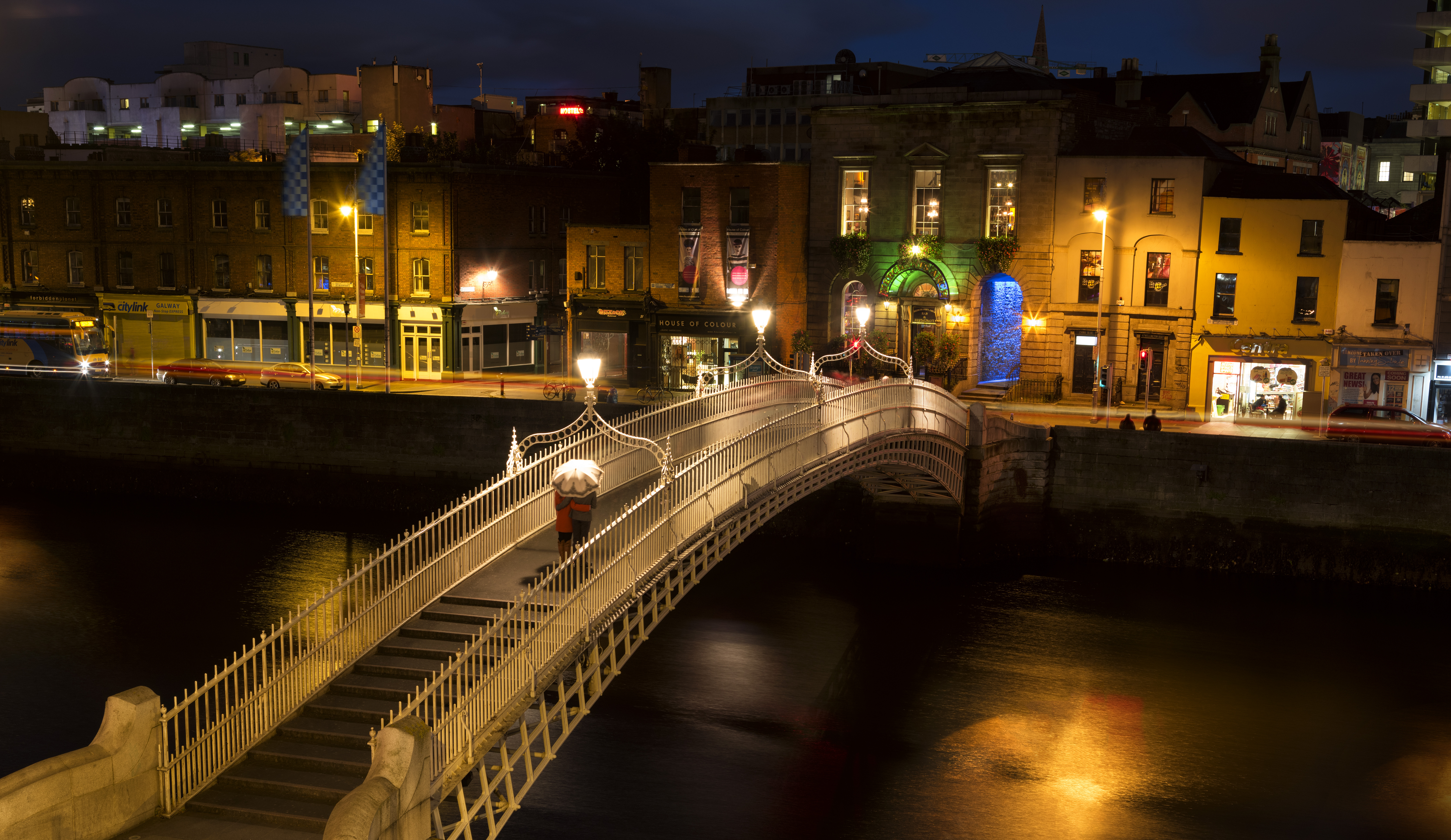 Couple walking over Ha'Penny Bridge, Dublin